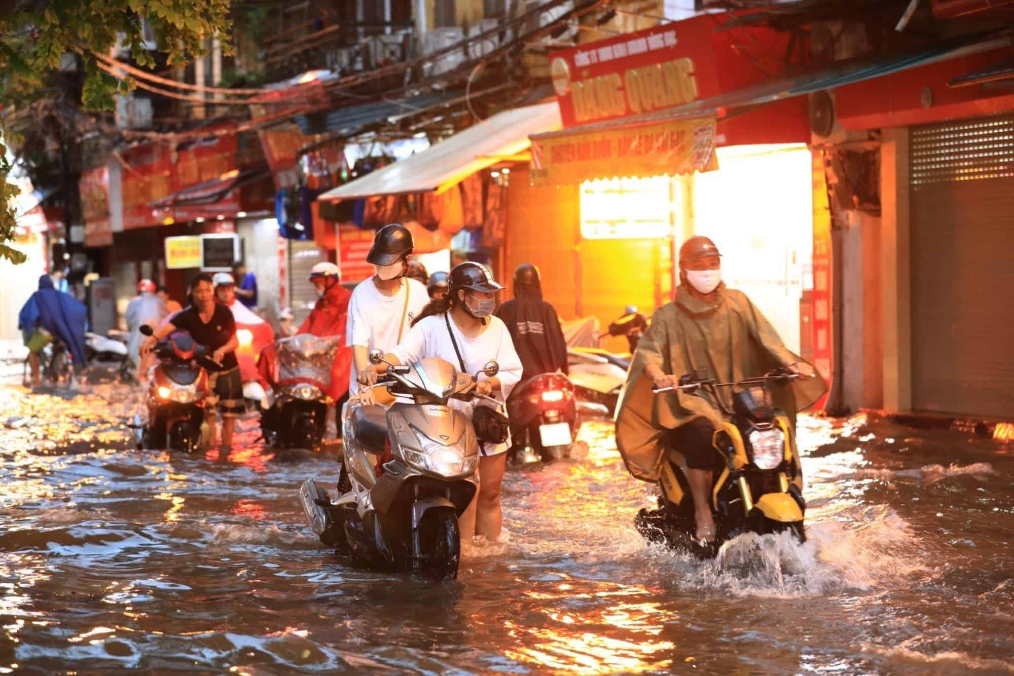 Xe bị hư hỏng khi đường phố bị ngập nước